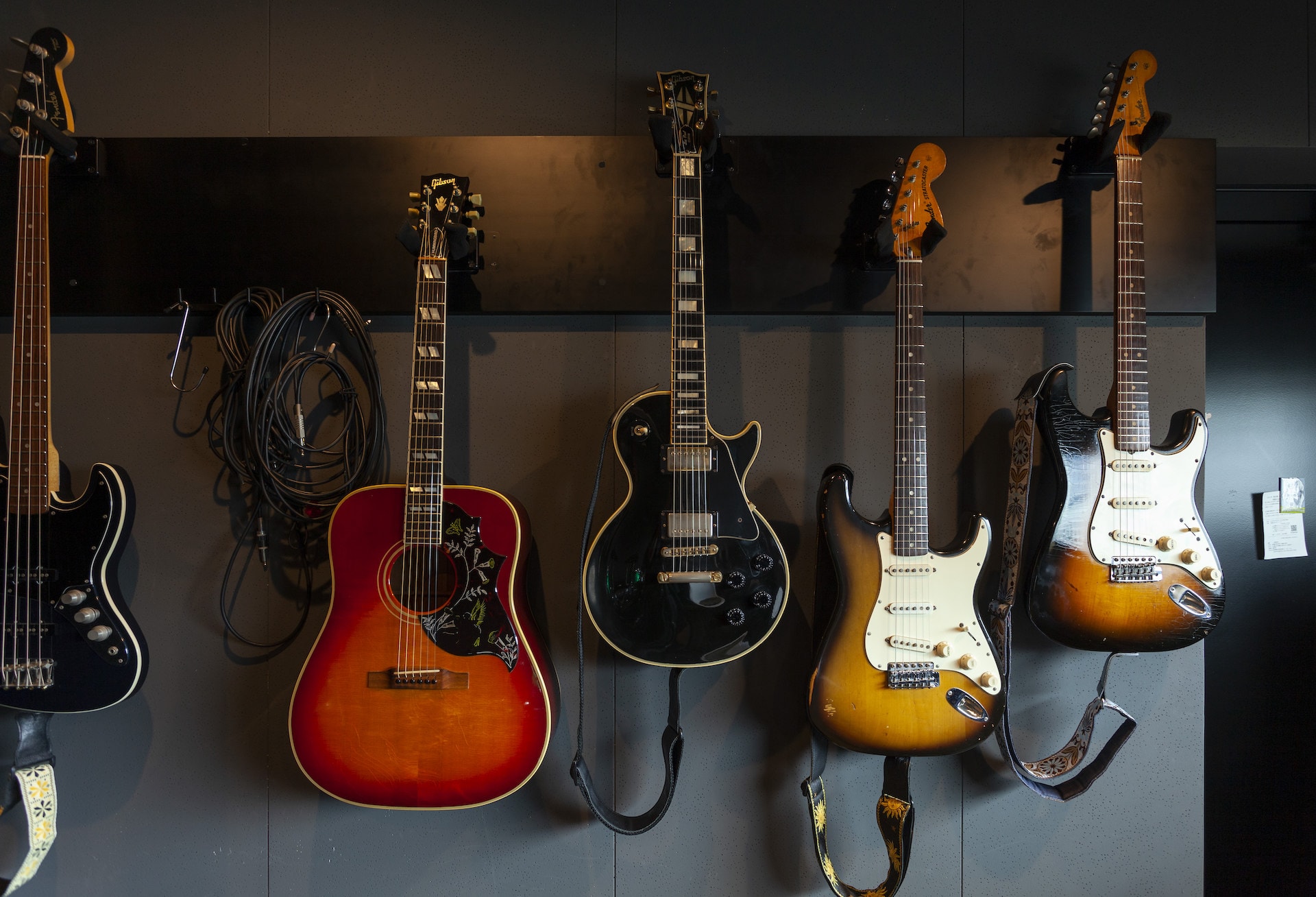 沢山のギターが並んでいる